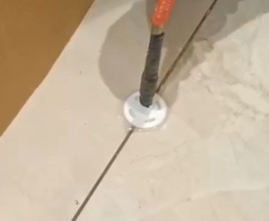 凤庆瓷砖空鼓维修公司专业解答瓷砖在铺贴过程中，如果没有涂抹均匀到位的粘结材料（如水泥砂浆或瓷砖胶），可能会导致以下问题