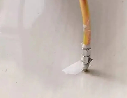 凤庆瓷砖空鼓维修公司专业解答在瓷砖铺贴过程中，如果使用的砂料过粗（如全部使用了粗砂），可能会导致以下问题