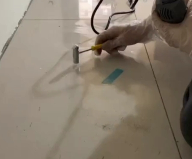 凤庆瓷砖开裂维修公司专业分享瓷砖在铺贴前如果没有沥干水分，将会导致以下问题